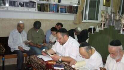 המתפללים בבית הכנסת