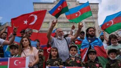 מפגינים אז'רבייג'נים וטורקים בהפגנה נגד ארמניה השבוע בטורקיה. | EPA
