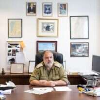 סינגר במשרדו בקריה בתל־אביב. | אבישג שאר-ישוב