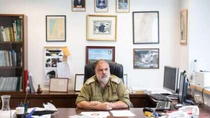 סינגר במשרדו בקריה בתל־אביב. | אבישג שאר-ישוב