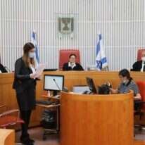 המתמחה אסתי אוחנה (עומדת) בבית המשפט העליון. | עמית שאבי