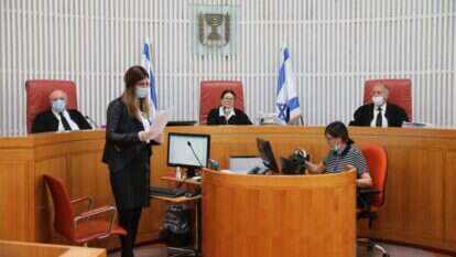 המתמחה אסתי אוחנה (עומדת) בבית המשפט העליון. | עמית שאבי