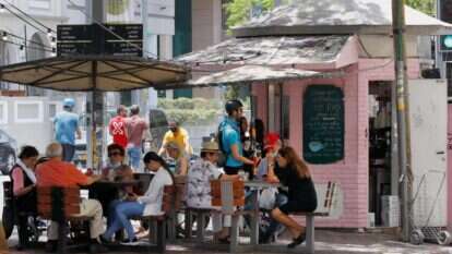 לכל חצי דור היה "המצב" משלו. בית קפה בתל־אביב, מאי 2020. | AFP