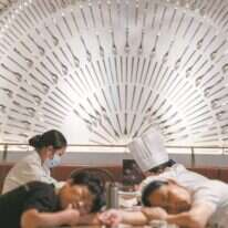 עובדים ישנים על שולחנות במסעדה בקניון בבייג'ינג, 15 ביולי, כ"ג בתמוז. | נג האן גואן, AP