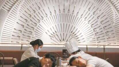 עובדים ישנים על שולחנות במסעדה בקניון בבייג'ינג, 15 ביולי, כ"ג בתמוז. | נג האן גואן, AP