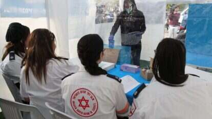 הצבעה בקלפי קורונה בבחירות האחרונות. | קוקו הצבעה בקלפי קורונה בבחירות האחרונות. | קוקו