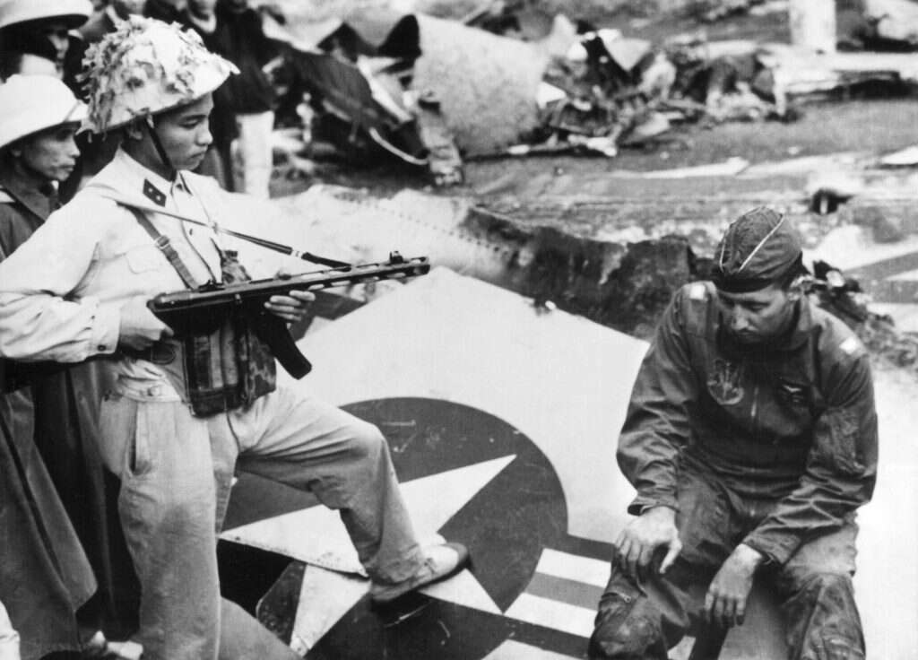 הרוח האמריקנית ספגה מכה קשה. טייס של צבא ארה"ב עם נפילתו בשבי בווייטנאם. | AFP הרוח האמריקנית ספגה מכה קשה. טייס של צבא ארה"ב עם נפילתו בשבי בווייטנאם. | AFP