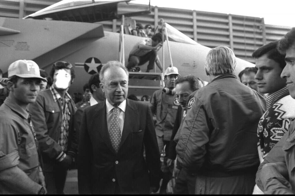 האיחור הוביל לנפילת הממשלה. יצחק רבין מקבל את מטוסי האף־ 15 הראשונים, דצמבר 1976. | משה מילנר, לע"מ האיחור הוביל לנפילת הממשלה. יצחק רבין מקבל את מטוסי האף־ 15 הראשונים, דצמבר 1976. | משה מילנר, לע"מ