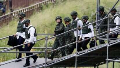 נשיאת טאיוואן (ממושקפת) בתמרון, לפני כשבוע. | EPA