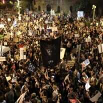 הפגנה מול בית ראש הממשלה בבלפור. | EPA