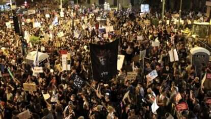 הפגנה מול בית ראש הממשלה בבלפור. | EPA