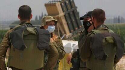 חיילים ליד סוללת כיפת ברזל בצפון. | AFP