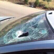 רכב ישראלי שנפגע כתוצאה מזריקת אבנים בחודש שעבר. | באדיבות המצלם