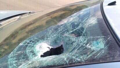 רכב ישראלי שנפגע כתוצאה מזריקת אבנים בחודש שעבר. | באדיבות המצלם