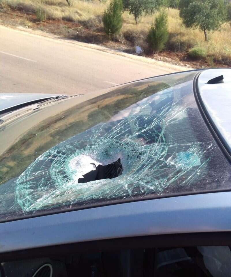 רכב ישראלי שנפגע כתוצאה מזריקת אבנים בחודש שעבר. | באדיבות המצלם