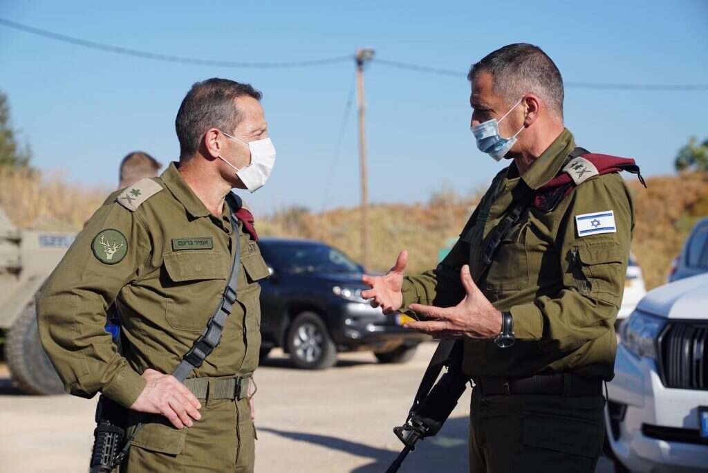 הרמטכ"ל אביב כוכבי מדבר עם המפקדים בשטח. | דובר צה"ל