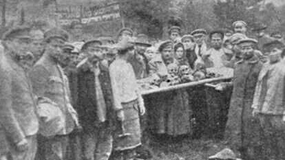 הבאתם לקבורה של גולגולות הרוגי הפוגרום בפסטוב, שנערך בספטמבר 1919