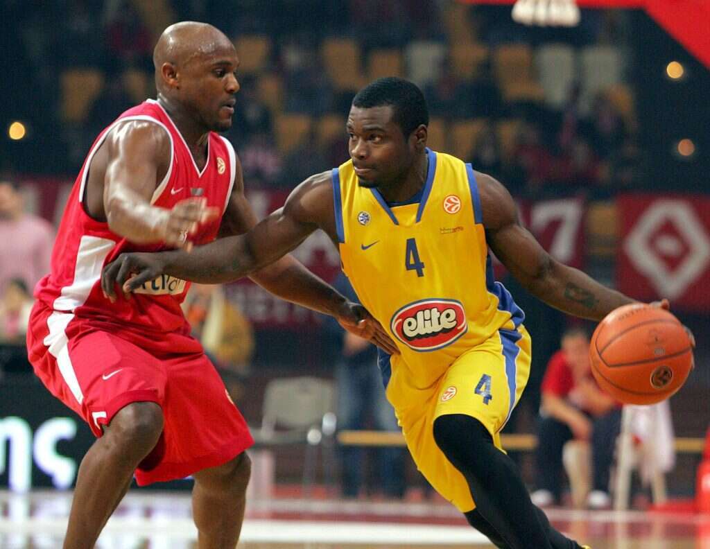 התחבר לאוהדים. ביינום במדי מכבי תל–אביב. | EPA