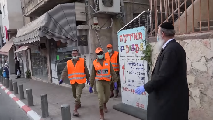 מסך מתוך הסרט בחסדי שמיים