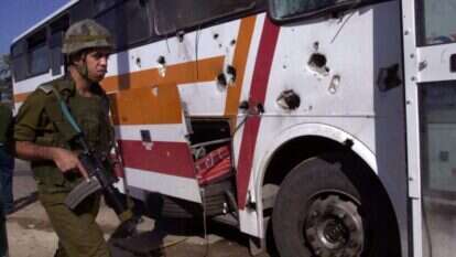 "אוטובוס הילדים" בכפר דרום, לאחר פיגוע התופת הקטלני בנובמבר 2000, ארכיון. | AP