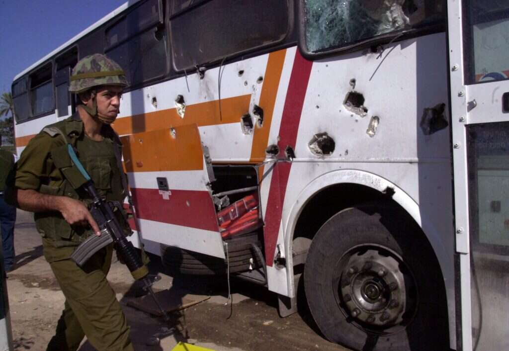 "אוטובוס הילדים" בכפר דרום, לאחר פיגוע התופת הקטלני בנובמבר 2000, ארכיון. | AP "אוטובוס הילדים" בכפר דרום, לאחר פיגוע התופת הקטלני בנובמבר 2000, ארכיון. | AP