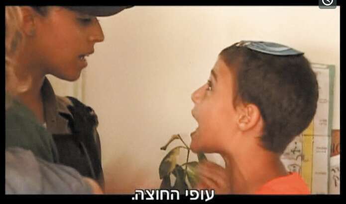 "משוחרר, בועט, צועק, בוכה. קינאתי בו". אביחי בן ה־ 11 בסרט. | מסך מתוך הסרט "משחק ילדים" "משוחרר, בועט, צועק, בוכה. קינאתי בו". אביחי בן ה־ 11 בסרט. | מסך מתוך הסרט "משחק ילדים"