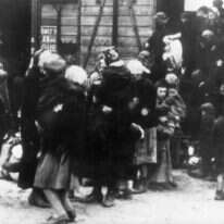 יהודים יורדים מהרכבות אל המחנה. | גטי אימג'ס