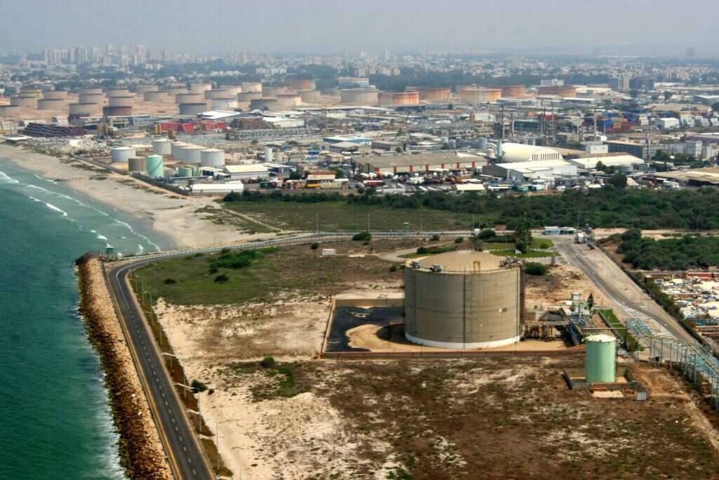 רישום מדוקדק של חולי הסרטן בשכונה. חוות המכלים בקריית־חיים. | הרצי שפירא