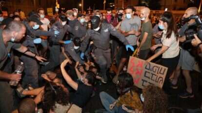 מפגינים ושוטרים בכיכר פריז בירושלים, | EPA מפגינים ושוטרים בכיכר פריז בירושלים, | EPA