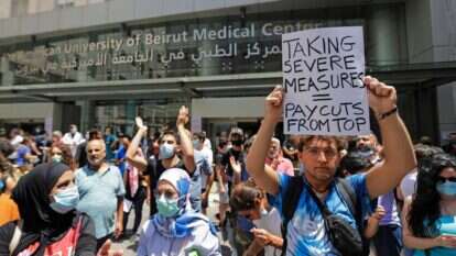 ישיבת הממשלה התקיימה לאור נרות. מפגינים בביירות. | AFP