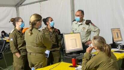 קצין רפואה ראשי תא"ל בדר במהלך סיור לבחינת הקמת בתי חולים שדה. | תומר ביין, דו"צ