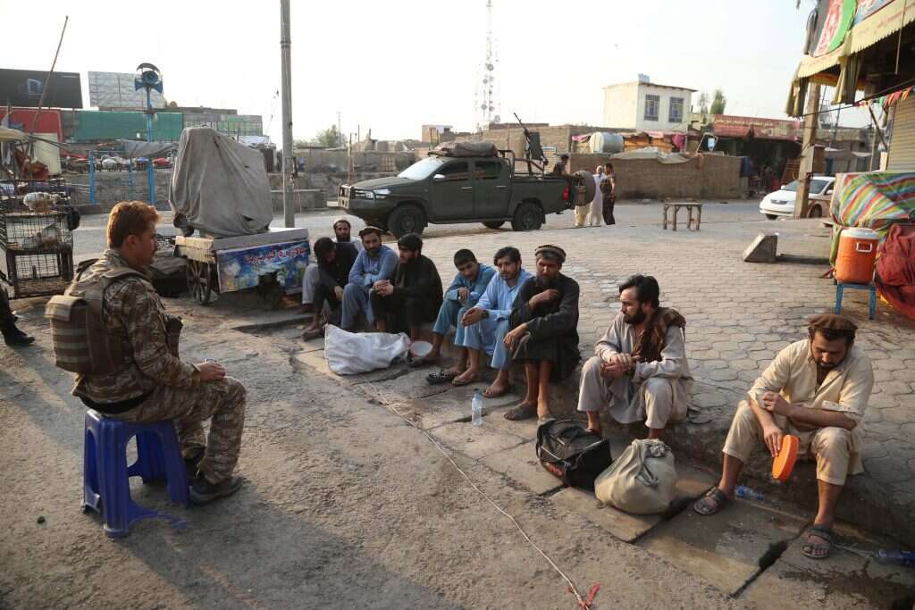 אסירים שברחו מהכלא בג'לאלאבאד לאחק המתקפה. | EPA