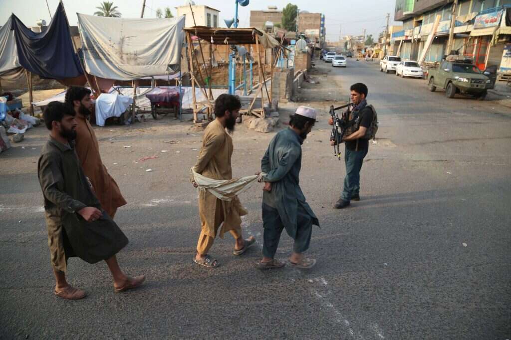 אסירים שברחו מהכלא בג'לאלאבאד לאחק המתקפה. | EPA