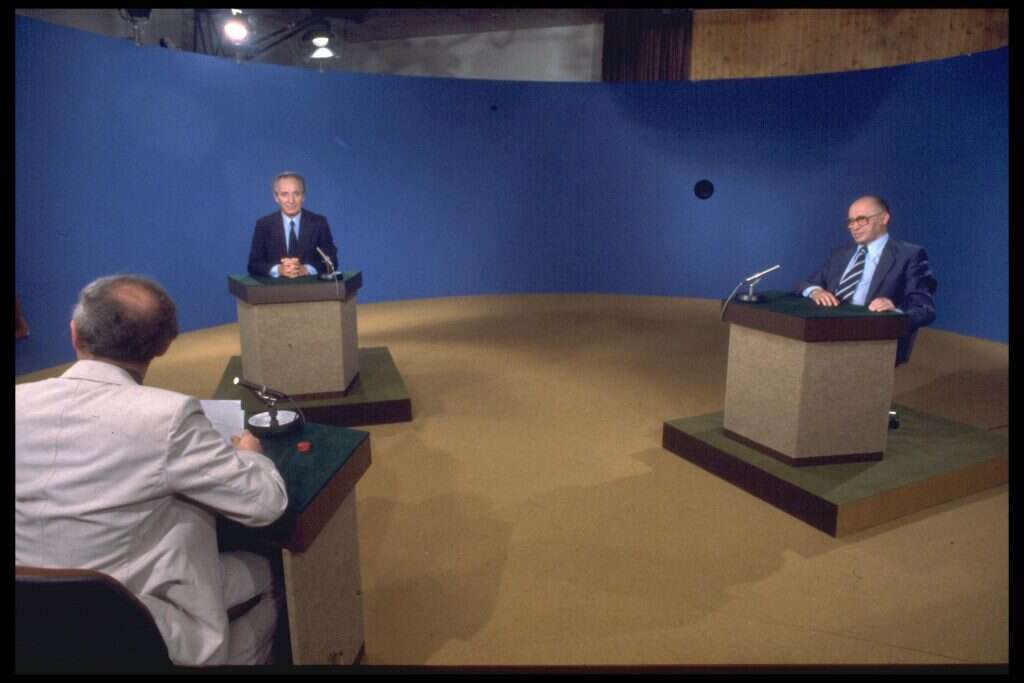 עימות טלוויזיוני בין ראש הממשלה מנחם בגין (מימין) ליו"ר מפלגת העבודה ח"כ שמעון פרס, בהנחיית העיתונאי זאב שיף, לקראת הבחירות כנסת. יוני, 1981. | משה מילנר, לע''מ עימות טלוויזיוני בין ראש הממשלה מנחם בגין (מימין) ליו"ר מפלגת העבודה ח"כ שמעון פרס, בהנחיית העיתונאי זאב שיף, לקראת הבחירות כנסת. יוני, 1981. | משה מילנר, לע''מ