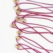 צמיד לב על חוט אדום
