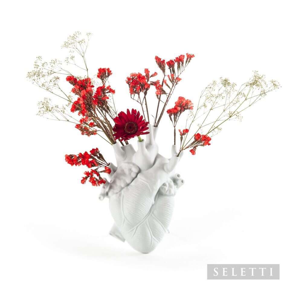 אגרטל לבן LOVE IN BLOOM של seletti. | יחצ