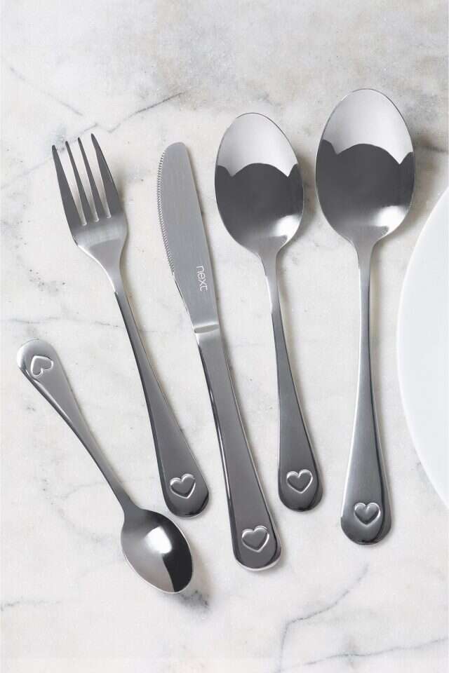 סט סכו"ם בדוגמת לב. | יחצ