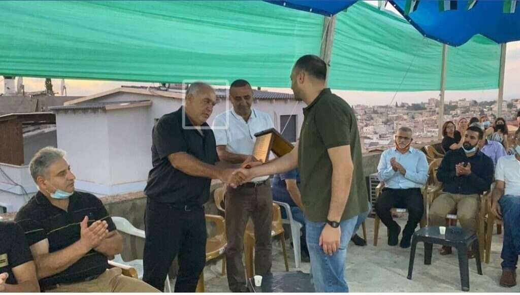 יו"ר בל"ד ג'מאל זחלקה מעניק למחבל המשוחרר את אות הכבוד. | פייסבוק בל"ד