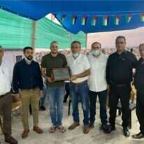 יו"ר בל"ד ג'מאל זחלקה מעניק למחבל המשוחרר את אות הכבוד. | פייסבוק בל"ד