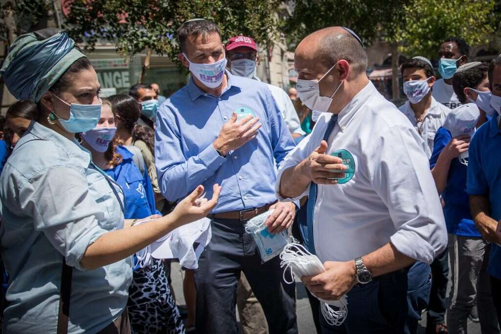 יו"ר ימינה ח"כ נפתלי בנט וח"כ מתן כהנא במבצע "לוקחים אחריות נותנים את הנשמה". | יונתן יזנדל פלאש 90