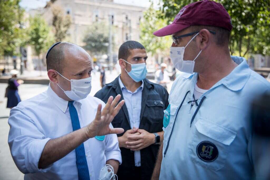 ח"כ בנט ומזכ"ל בני עקיבא יאיר שח"ל במבצע "לוקחים אחריות נותנים את הנשמה". | יונתן יזנדל פלאש 90