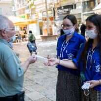 חניכי תנועות הנוער מחלקים מסכות בירושלים במבצע "לוקחים אחריות נותנים את הנשמה". | יונתן יזנדל פלאש 90