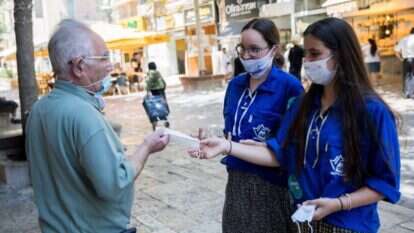 חניכי תנועות הנוער מחלקים מסכות בירושלים במבצע "לוקחים אחריות נותנים את הנשמה". | יונתן יזנדל פלאש 90