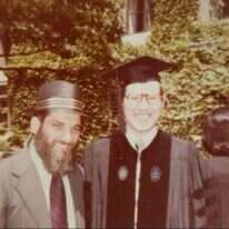 פרופ' כרמי הורוביץ עם מורו הרב פרופ' יצחק אשר טברסקי בקבלת הדוקטורט מאוניברסיטת הרווארד, 1979