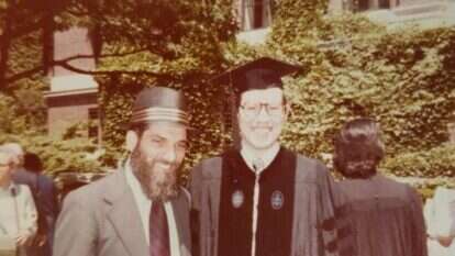 פרופ' כרמי הורוביץ עם מורו הרב פרופ' יצחק אשר טברסקי בקבלת הדוקטורט מאוניברסיטת הרווארד, 1979