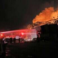 כבאים מכבים שריפה באזור הפיצוץ בביירות. | AFP