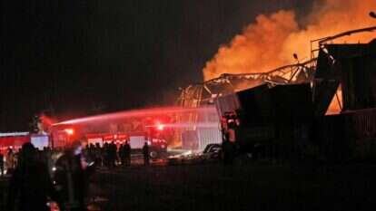 כבאים מכבים שריפה באזור הפיצוץ בביירות. | AFP