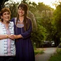 "לראות את האדם שמאחורי הדימוי". עמלה עינת (משמאל) ורז קונס. | אריק סולטן