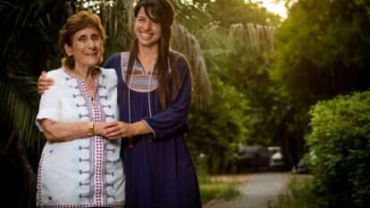 "לראות את האדם שמאחורי הדימוי". עמלה עינת (משמאל) ורז קונס. | אריק סולטן