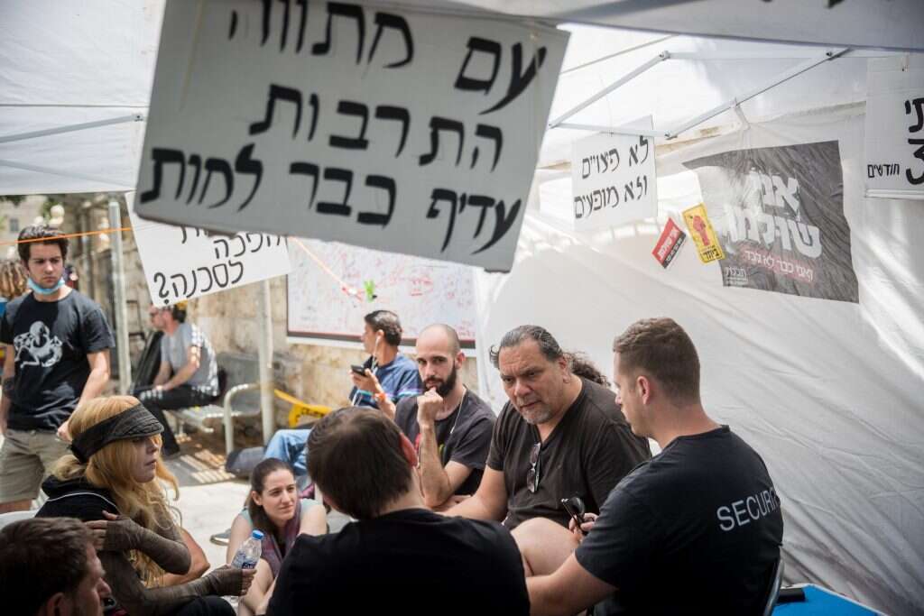 מתרחקת לא מסיבות פוליטיות. המחאה בבלפור. | יונתן זינדל, פלאש 90